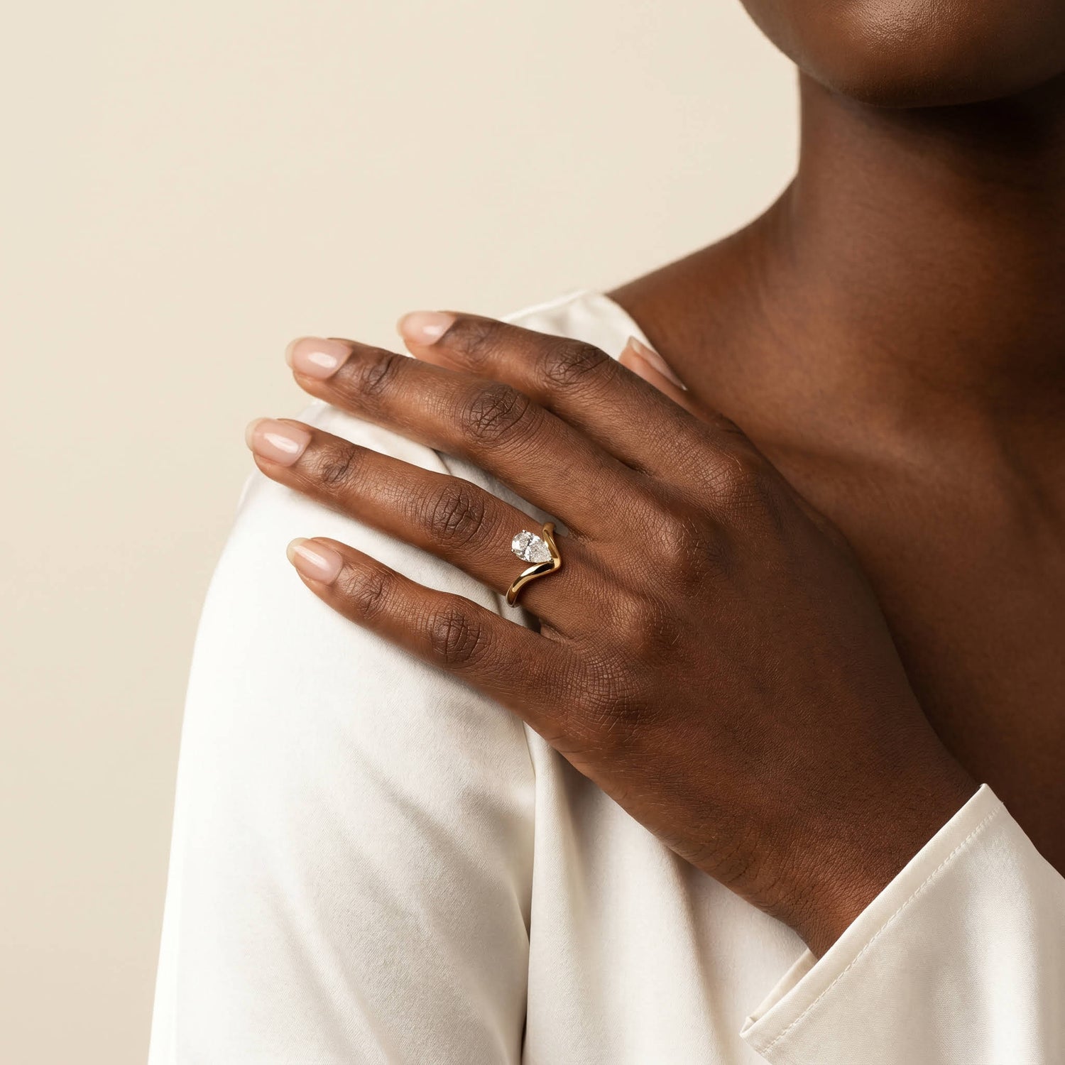 Phoebe丨Pear-Cut Lab-Grown Diamond Chevron Solitaire Engagement Ring