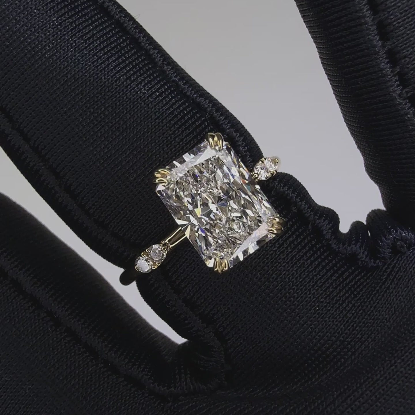 Amelie丨2CT Radiant Cut Lab Diamond Engagement Ring in 14K Solid Gold/Platinum